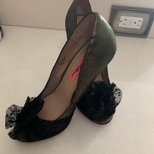 Betsy Johnson 6.5 Pewter with gold shimmer